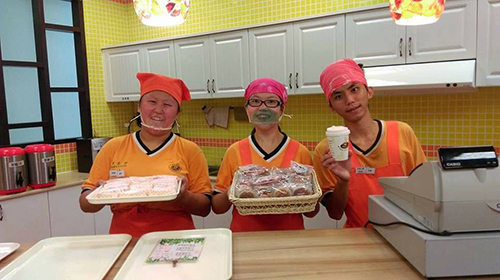 瑞芳高工特教班學生樂在學校實習餐廳服務師生、外賓