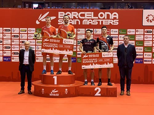 土地銀行羽球隊員王齊麟(右2)、李洋(右3)參加2020年西班牙羽球大師賽，榮獲男子雙打第2名