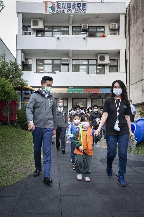 新竹市長林智堅視察幼兒園為學童量體溫