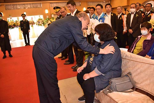 悼念警消執勤殉職 高雄市長韓國瑜出席追思會慰問
