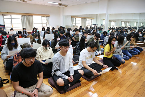 南華大學正念靜坐課程，學生沉澱靜坐，一同祈願祝禱疫情消退。