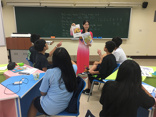雙溪高中越南語老師吳氏春梅老師上課採分組方式，讓學生說出越南美食的單字(照片提供：雙溪高中)