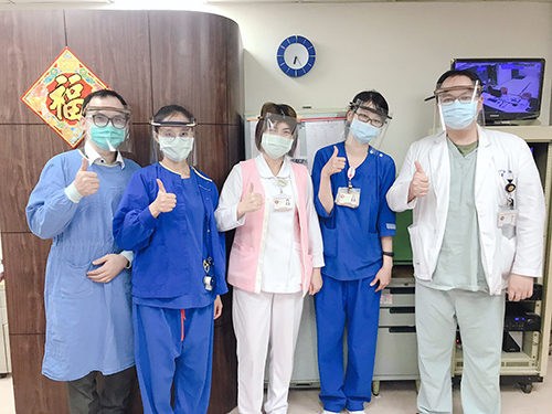 福和國中老師捐贈面罩給第一線醫護人員(圖片來源 三軍總醫院官方臉書)