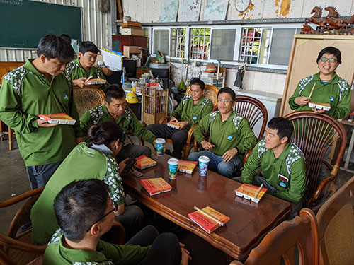 防疫大作戰 台南市長黃偉哲慰勞清潔隊員共進午餐