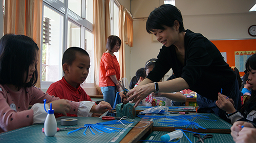 藝術家陳君岱進入校園，帶學生使用加工材料玩創意(文化局)