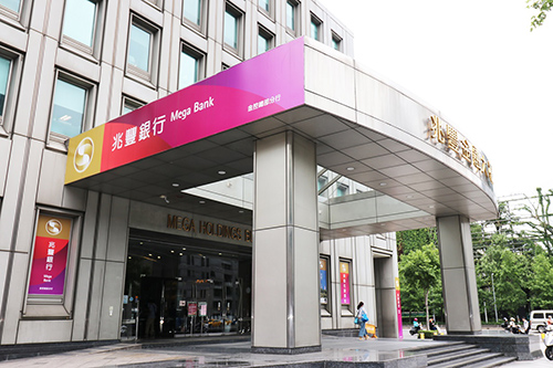 兆豐銀行敦親睦鄰紓困兼企業轉型，已協助超過4000戶大中小型企業申請紓困融資。