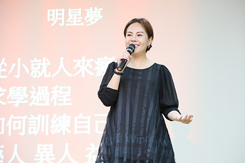 南華大學文學系邀請演藝人員黃錦雯蒞校演講，勉勵大學生築夢踏實 ，創造自我價值。