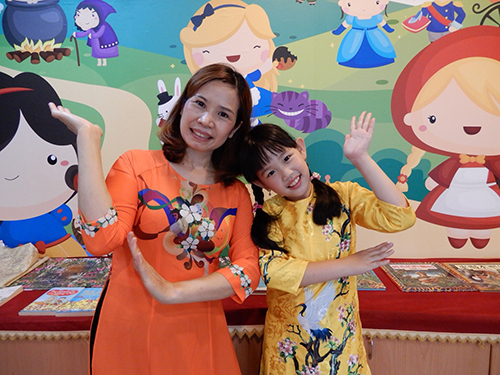 越南第二代陳宇君(右)活潑可愛，擅長舞蹈，和媽媽武玉釵一起投入國際文教中心主題展的布展及拍攝