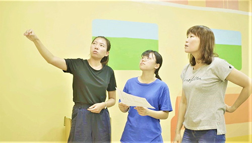 葉湘庭(左2)及黃弈樺(左1)與用人單位共同討論牆面設計