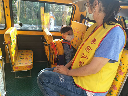 幼兒搭乘幼童專用車上放學