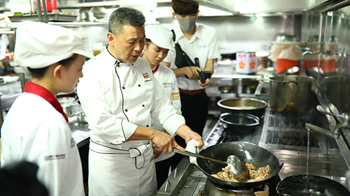青青餐廳廚神施建發主廚傳承拿手廚藝給畢業生。