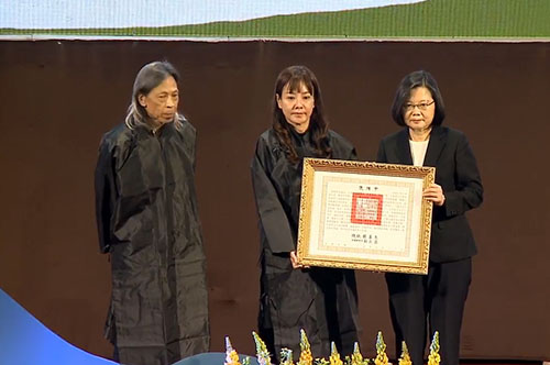 蔡總統頒贈褒揚令予鍾肇政，由家屬蔣絜安(中)、鍾延威(左一)接受。