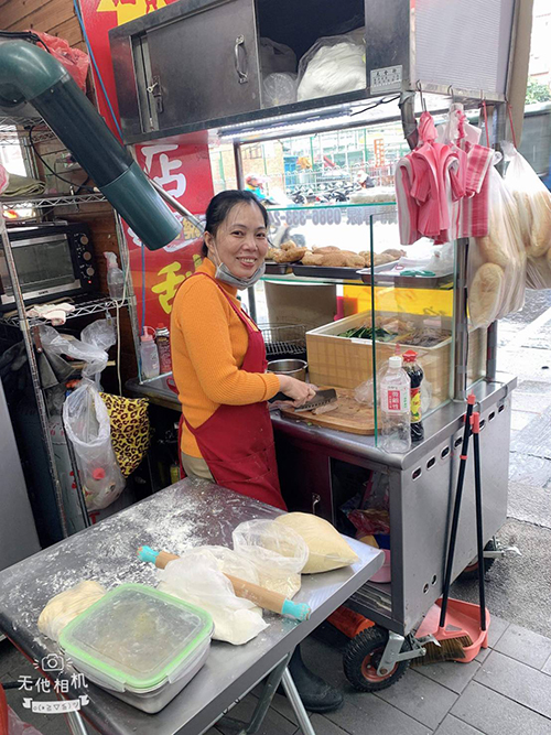 阮金娟在建國市場經營的越南小吃店