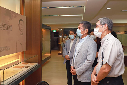文化部長李永得在賴和基金會董事賴悅顏（賴和長孫）陪同下，參訪賴和紀念館。