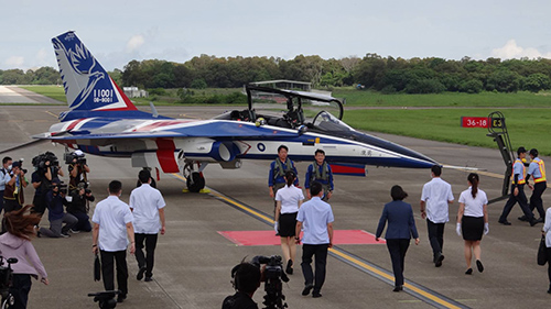 新式高教機「勇鷹」首飛展示順利完成　總統：提供空軍最好訓練環境