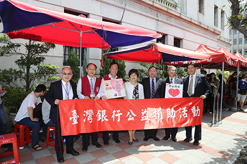 台灣銀行捐血活動，該行董事長呂桔誠(右3)、總經理邱月琴(右4)率同高階主管於捐血活動現場，號召民眾捐血救血荒並感謝熱情相挺的民眾。