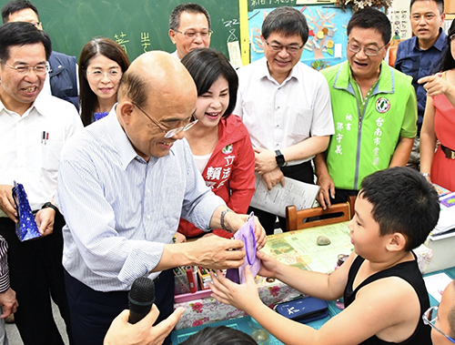 行政院長蘇貞昌宣布：全國中小學裝冷氣拚2022年夏季完工