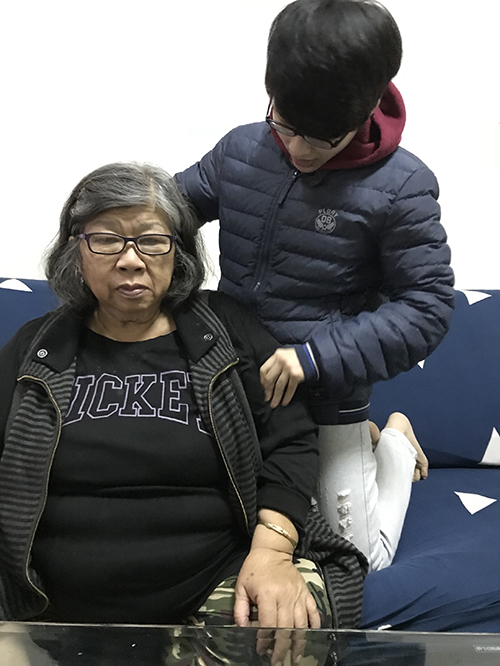 羅宜廷與祖母共同生活，照顧祖母