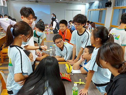 三民高中舉辦新媒體學校暑期夏令營，國中小組團隊合作、腦力激盪。
