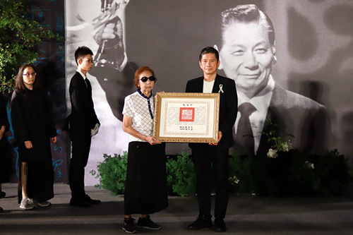 文化部長李永得(右)代表頒贈總統褒揚令，由夫人郁麗珍女士代表受贈