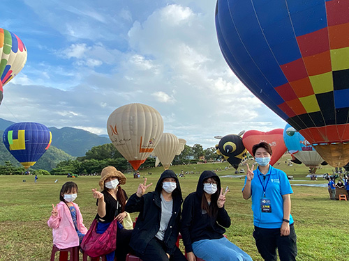 台東縣府強制遊客搭熱氣球繫留與自由飛需戴口罩