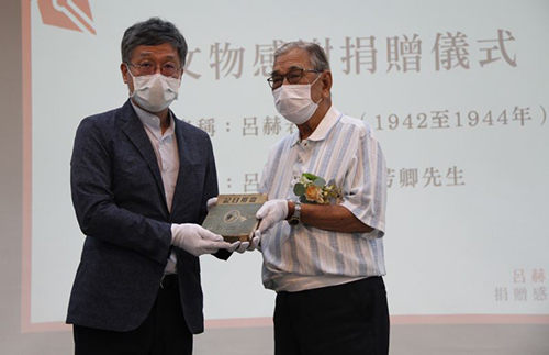 文化部呂芳卿先生（右）將《呂赫若日記》捐贈給臺文館，由蘇碩斌館長代表受贈