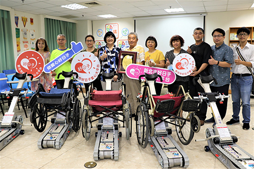 曾家兄弟捐新北市5台輪椅型履帶爬梯機 由張錦麗局長（左4）代收