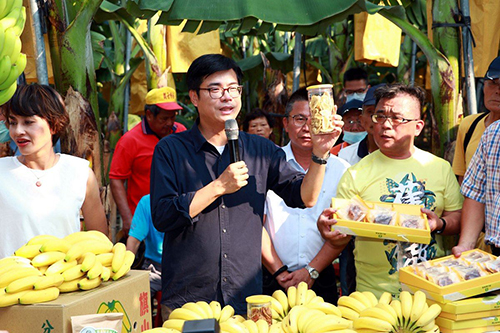 訪視香蕉產業 高雄市長陳其邁：觀光局訂購11000公斤