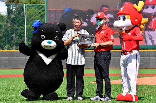 全台首座人工草皮棒球場完工啟用 台北市長柯文哲開球