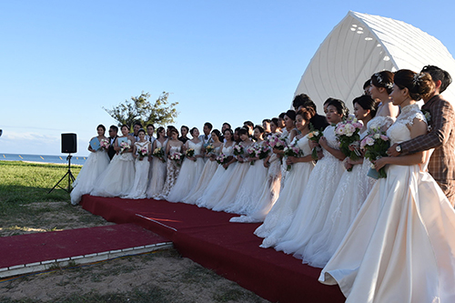 海洋派對情定澎湖灣 賴峰偉、劉陳昭玲為19對新人證婚