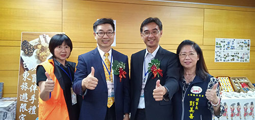 中台灣觀光產業聯盟協會黃正聰理事長(左2)