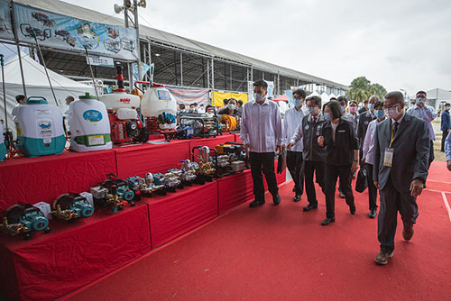 總統蔡英文出席台灣國際農業機械暨資材展　參觀新型專業農機攤位
