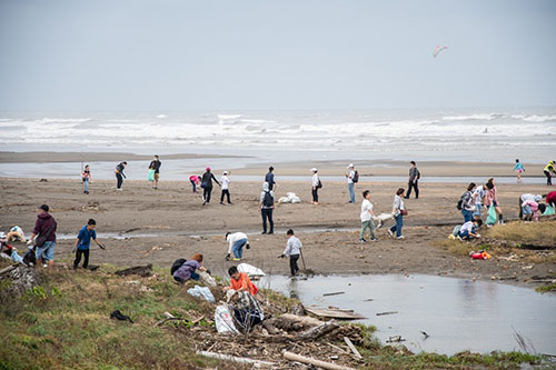 和泰集團動員萬人全台同步淨灘，落實海洋減塑環保教育