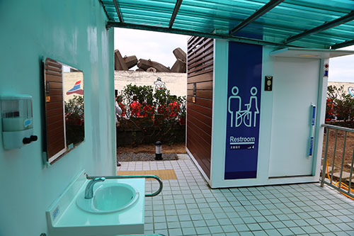 亮麗的友善的親子無障礙廁所及性別友善廁廁所設施。(圖基隆港務分公司提供)