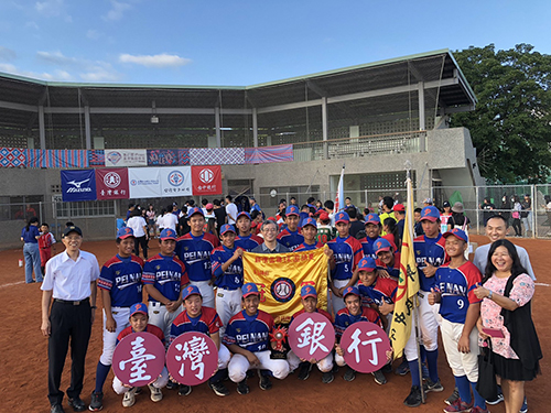 台灣銀行潘副總經理榮耀(第二排左5 )、台東分行蘇經理文勵(第二排左1)與第27屆關懷盃青少棒組冠軍隊伍卑南國中棒球隊合影留念。