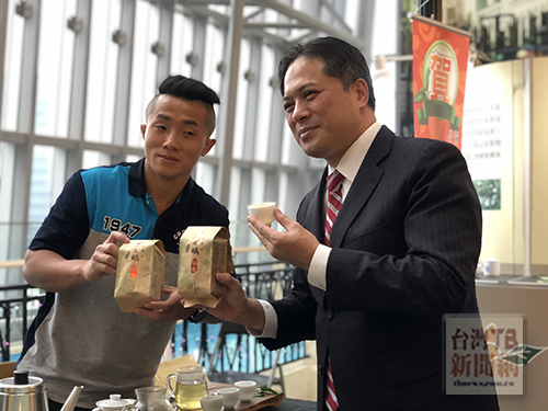 新北連10年獲全國製茶技術賽冠軍，副市長吳明機（右）宣布十冠茶展揭幕。（記者孫曜樟攝）