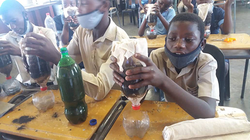 以視訊與非洲史瓦帝尼偏鄉學校分享以回收寶特瓶做成濾水器來來取得淨水