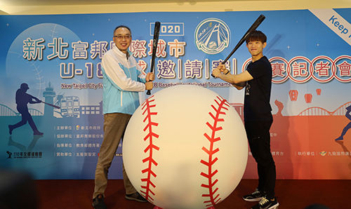 旅日球星陳冠宇與新北市副市長謝政達共同揮棒擊飛巨型棒球，宣告賽事熱血開打
