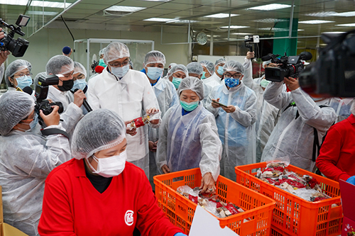 新北市謝政達副市長拜訪老協珍八里工廠，視察豬肉相關產品標示情形。（記者孫曜樟翻攝）