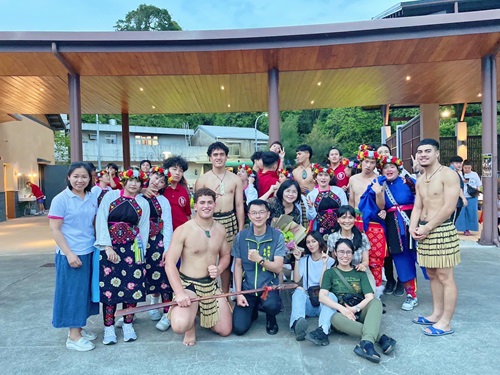 紐西蘭訪團金山泡湯　台紐原住民傳統歌舞文化交流