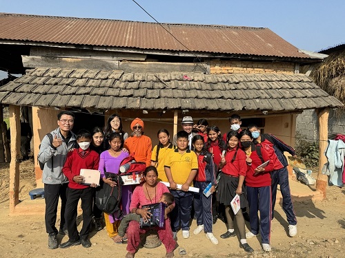 教育愛與專業實踐，國際史懷哲登上尼泊爾高山