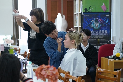 時尚造型科邀請高雄實踐大學黃慧貞教授，業師協同示範化妝用噴槍技巧