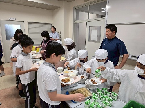 從賀年卡到富士山，萬興國小與日本別府大學明星小學校以手作藝術交流家鄉自然與文化之美