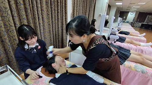 英文、日文、中文夾雜，再加手舞足蹈肢體語言，台、日國際教育交流，完全懂！