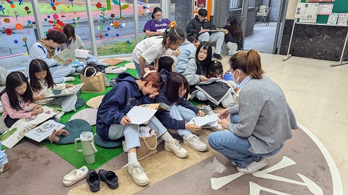 台北市立圖書館 校園行動書車 喬治友善校園書香滿溢!