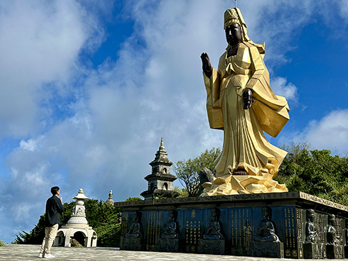 緬裔華人歌手靈鷲山取景　李恩邦MV唱出馳援家鄉：《有我們在》
