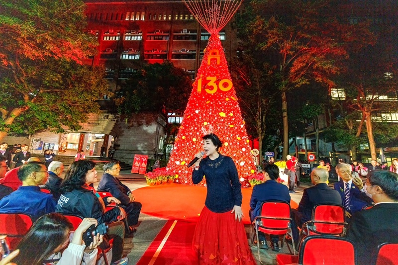 雙春金蛇年最高火紅15米聖誕樹 璀璨國北教大！