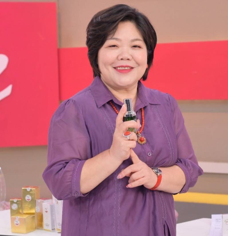 健康最前線 專訪｜紫玉金砂普洱茶女王．黃錦鶯》 走過三十年的茶與藝術，她以溫暖初心，跨進大健康與美業的新篇章