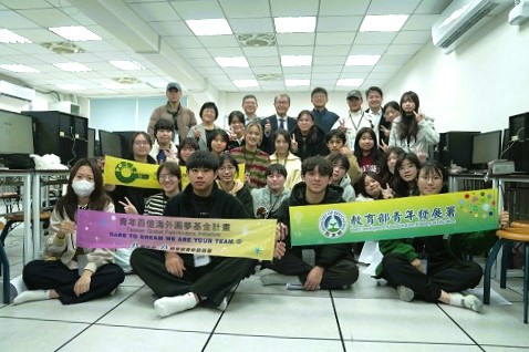 跨越限制勇敢逐夢！ 教育部長走進「圓夢助力成長營」 勉勵青年接軌國際