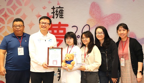 逆風中長出力量 新北《擁夢飛翔20》新書發表 六位勇者以生命故事傳遞希望